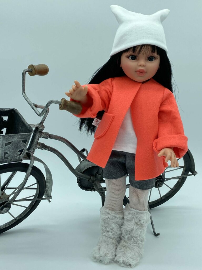 MUÑECA CUERPO DE VINILO SABRINA GORRO BLANCO