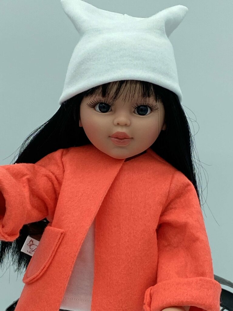 MUÑECA CUERPO DE VINILO SABRINA GORRO BLANCO