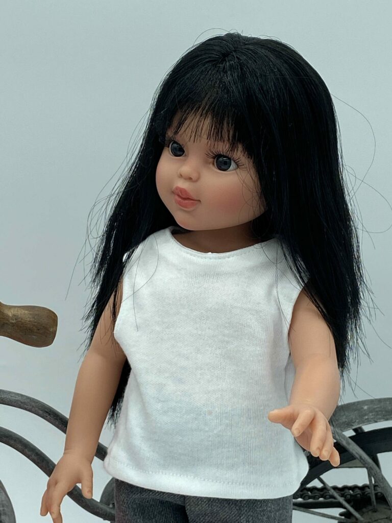 MUÑECA CUERPO DE VINILO SABRINA GORRO BLANCO