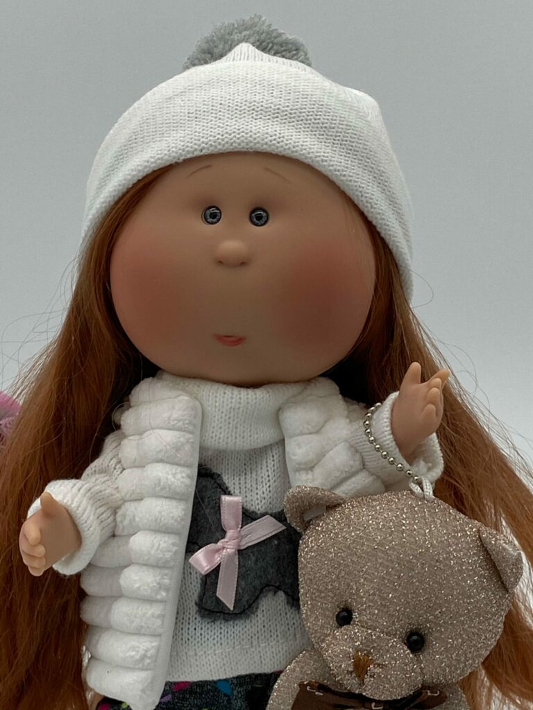 Muñeca Cuerpo De Vinilo Mia Pelirroja Chaqueta Blanca