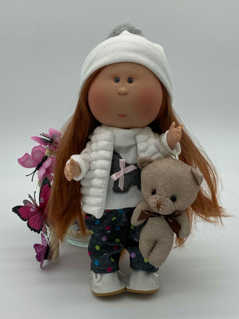 Muñeca Cuerpo De Vinilo Mia Pelirroja Chaqueta Blanca