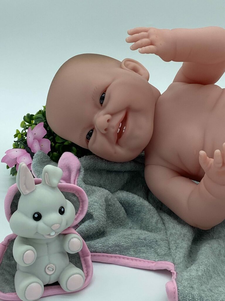 MUÑECA CUERPO DE VINILO SONRISA DIENTECITOS GRIS/ROSA