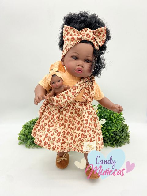 Muñeca de cuerpo de tela de 45 cm con bebé fabricada en España - ÁFRICA - Imagen 2