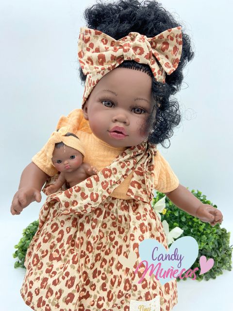 Muñeca de cuerpo de tela de 45 cm con bebé fabricada en España - ÁFRICA - Imagen 3